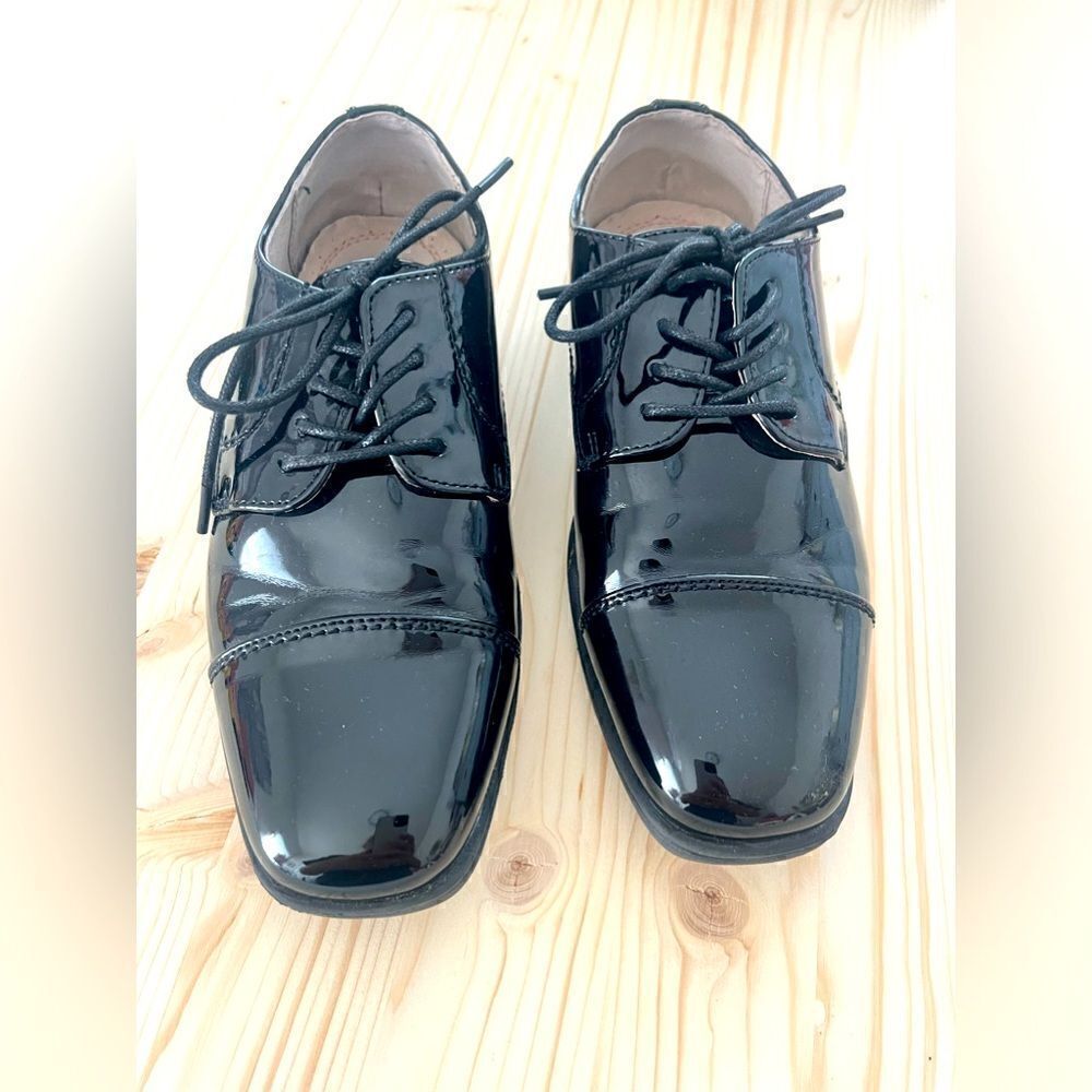 FLORSHEIM Shoe Company; Boys size 1.5.  Only worn once!  In perfect condition!